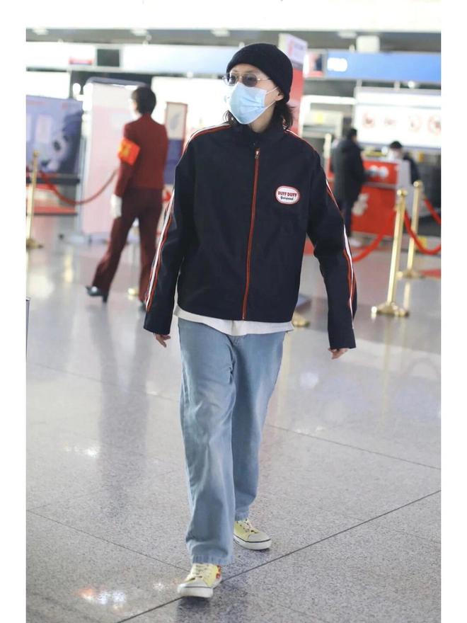 时尚蜕变泰迪卷短发引发热议！k8凯发国际入口窦靖童27岁(图3)