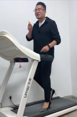 了高跟鞋奇迹般东山再起5个月赚12亿凯发天生赢家负债500万后大叔穿上(图11)