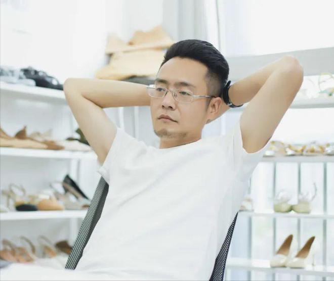 了高跟鞋奇迹般东山再起5个月赚12亿凯发天生赢家负债500万后大叔穿上(图14)