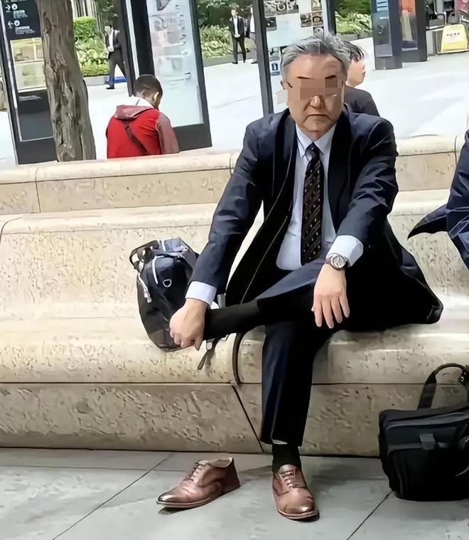 200亿暴跌10倍“一代鞋王”跌落神坛K8凯发登录中产不爱穷鬼不穿！市值从(图2)