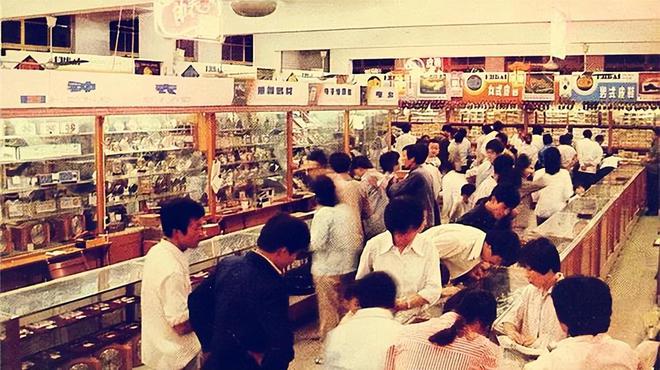200亿暴跌10倍“一代鞋王”跌落神坛K8凯发登录中产不爱穷鬼不穿！市值从(图12)