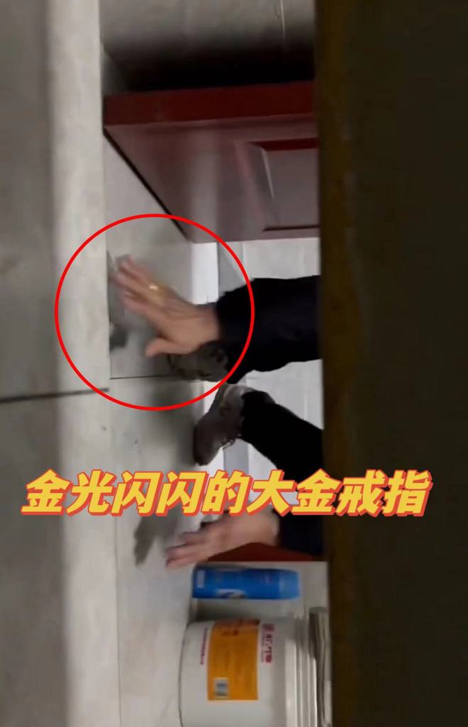 地偷窥40秒流出正面照曝光：太吓人凯发K8旗舰店APP大爷女厕所趴(图2)