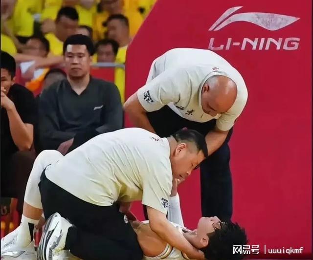争议 篮协24小时沉默藏何玄机？凯发K8曾凡博伤退引爆CBA判罚(图2)