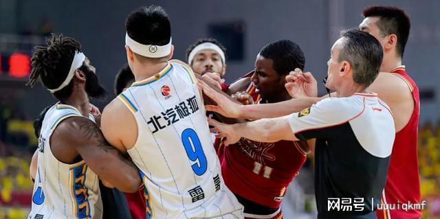 争议 篮协24小时沉默藏何玄机？凯发K8曾凡博伤退引爆CBA判罚(图4)